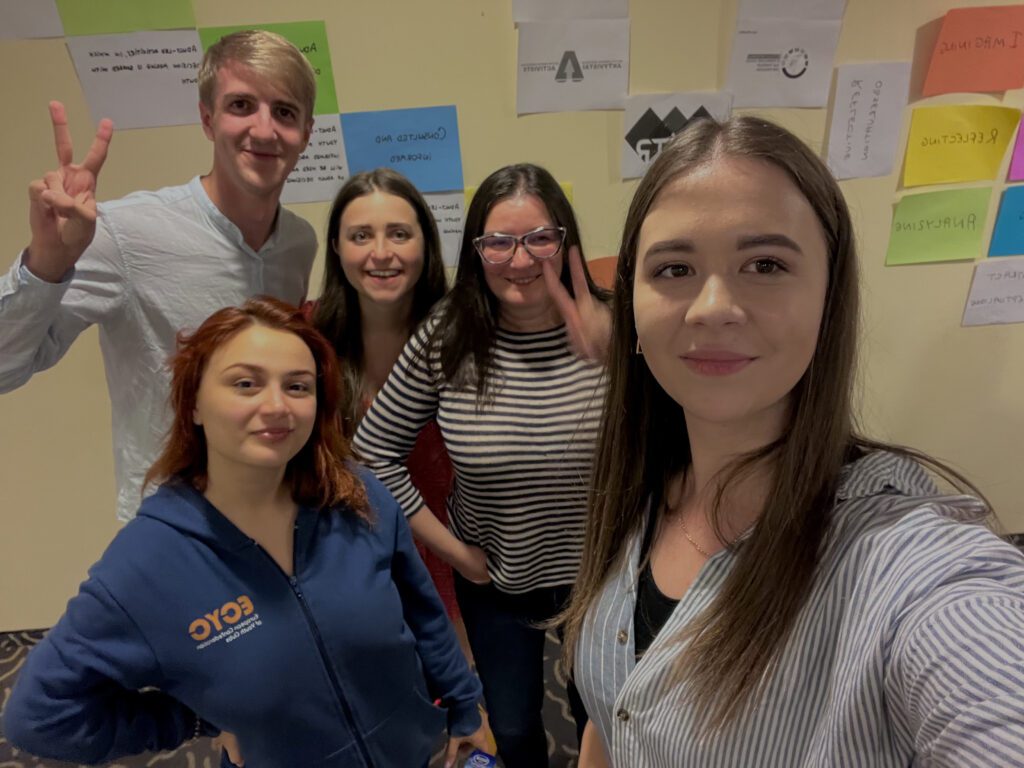 Selfie of 5 young persons in a seminar room